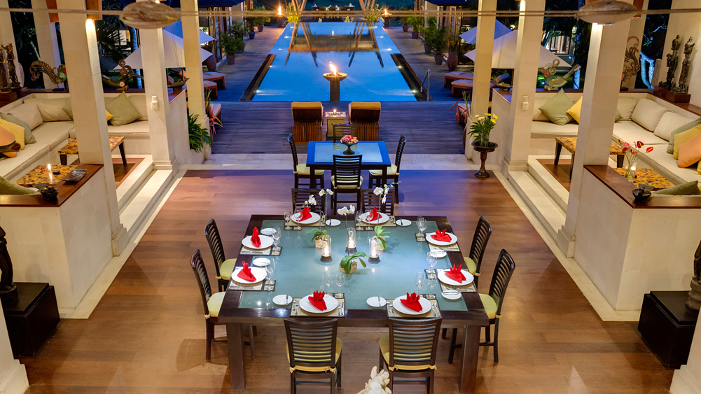 Villa Mandalay - Dinner setting and pool